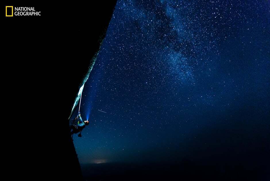 Падение лавы в океан и восхождение к звездам: National Geographic опубликовал очаровательные снимки мира природы