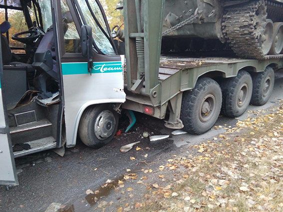 Более 10 пострадавших: на Винниччине автобус врезался в военный тягач