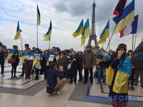 В центре Парижа собрался митинг с лозунгом "Путин виноват в войне"