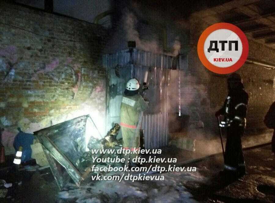 Куріння і алкоголь убивають: у центрі Києва згоріла будка із охоронцем