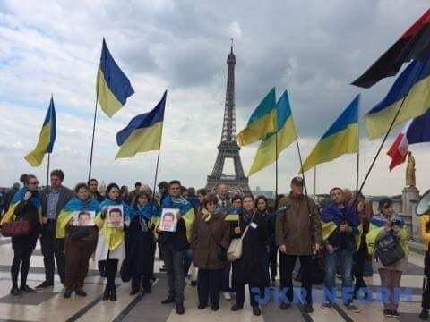 В центре Парижа собрался митинг с лозунгом "Путин виноват в войне"