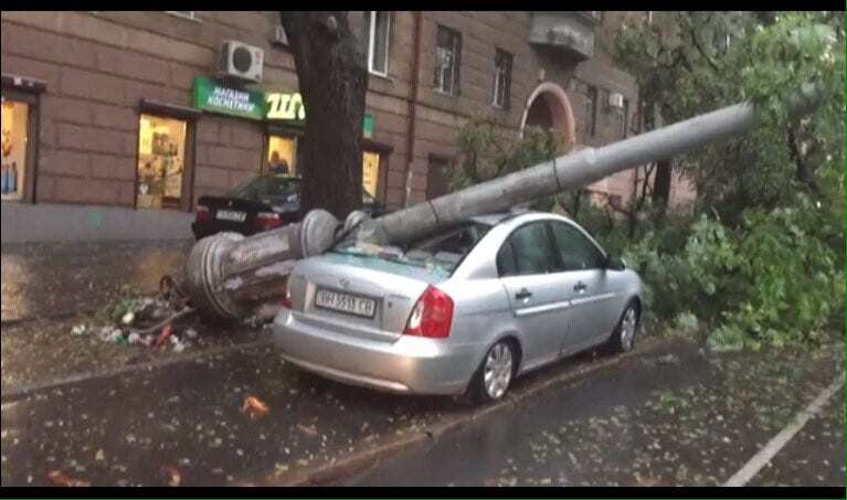 Поваленные столбы и разбитые авто: Одессу затопил мощный ливень