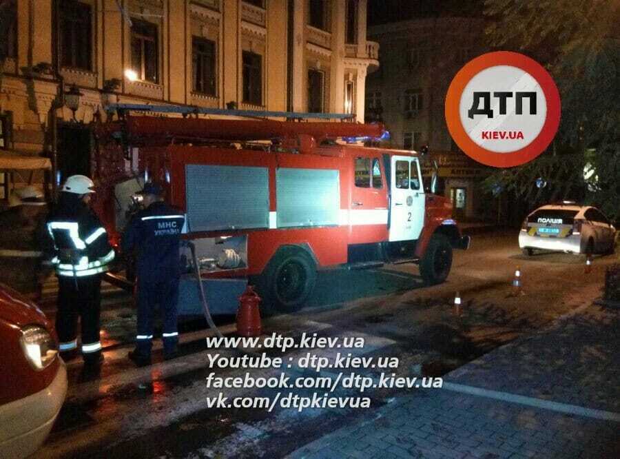 Курение и алкоголь убивают: в центре Киева сгорела будка с охранником. Опубликованы фото