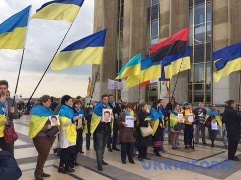 В центре Парижа собрался митинг с лозунгом "Путин виноват в войне"