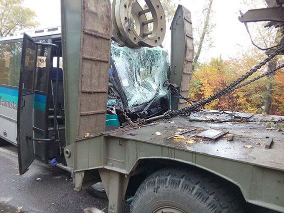 Більше 10 постраждалих: на Вінниччині автобус врізався у військовий тягач