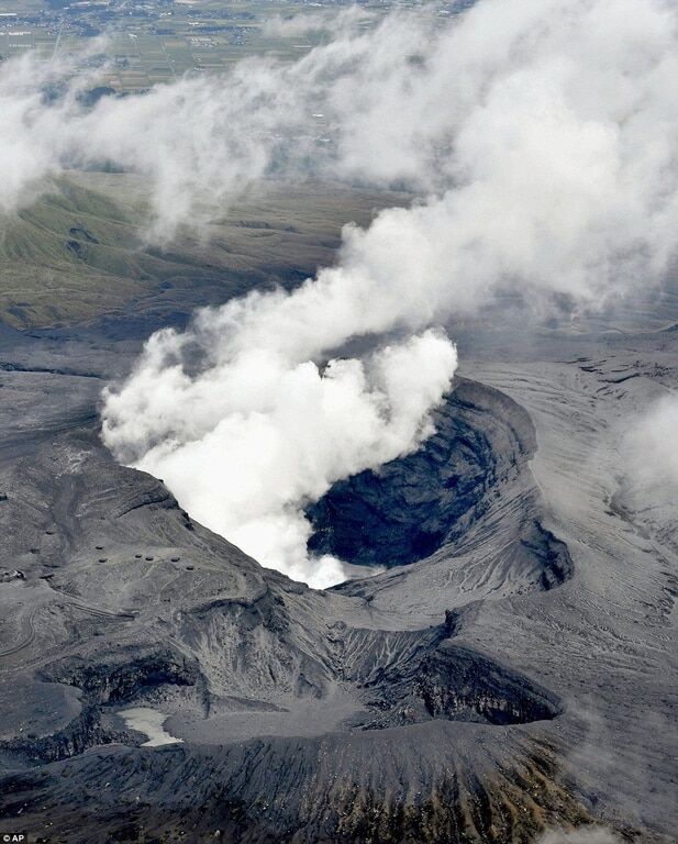 Спал 30 лет: в Японии началось "взрывное" извержение вулкана. Видеофакт