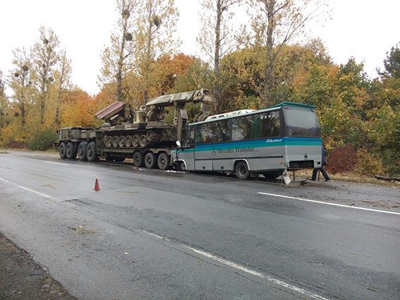 Більше 10 постраждалих: на Вінниччині автобус врізався у військовий тягач