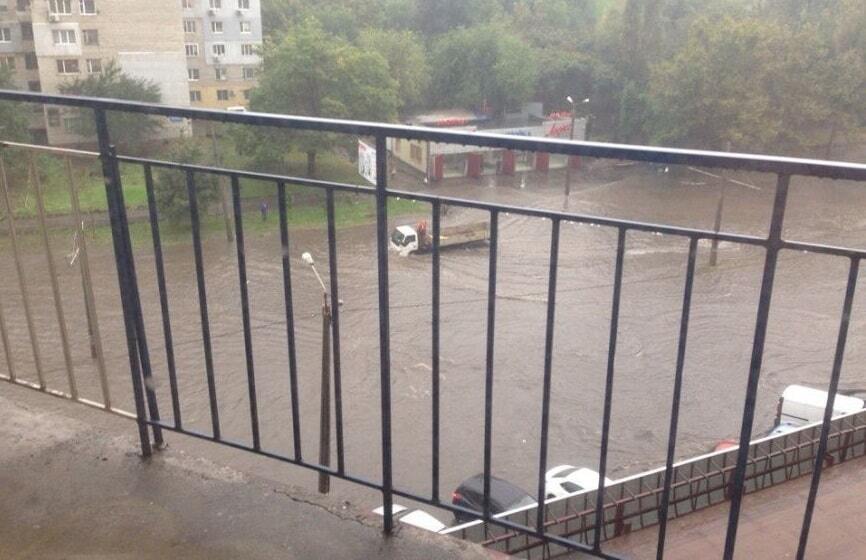 Поваленные столбы и разбитые авто: Одессу затопил мощный ливень