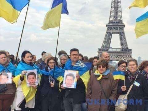 В центре Парижа собрался митинг с лозунгом "Путин виноват в войне"