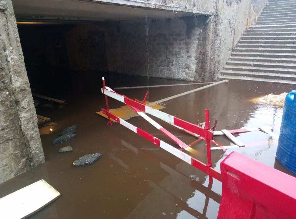 В Киеве дождь затопил подземный переход. Опубликованы фото