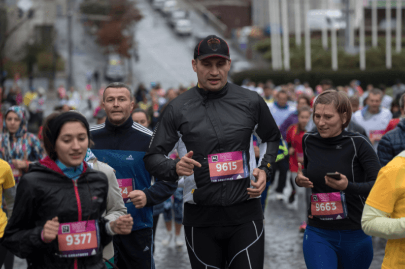 В Киеве под дождем состоялся многотысячный международный марафон. Опубликованы фото