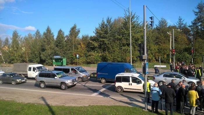 Транспортный коллапс: на Львовщине жители одного из сел перекрывали трассу Киев-Чоп. Опубликованы фото