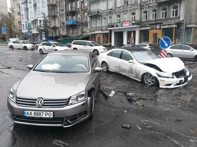 У Києві водій Mercedes розніс пам'ятник герою Небесної сотні