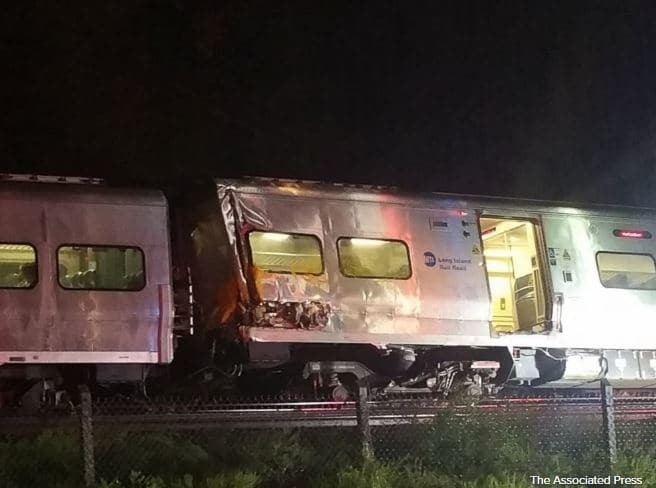 В Нью-Йорке сошел с рельсов поезд: пострадали более 50 человек. Опубликованы фото