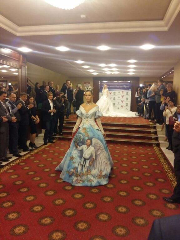 Дна нет: соцсети взорвали снимки "безумного платья" с лицом Путина