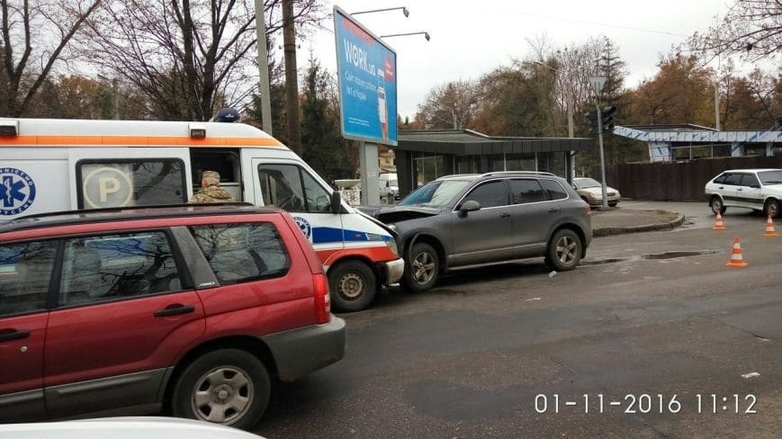 В Харькове скорая с военными попала в ДТП: есть пострадавшие