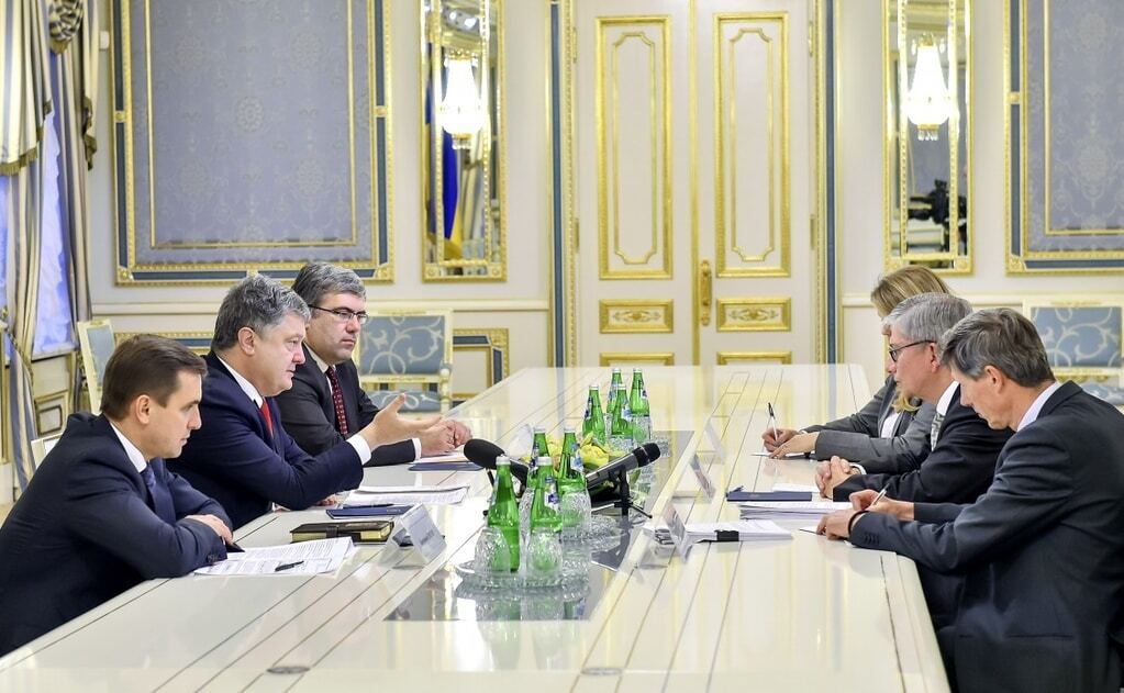 Борьба на двух фронтах: Порошенко обсудил ситуацию в Украине с президентом ВКУ
