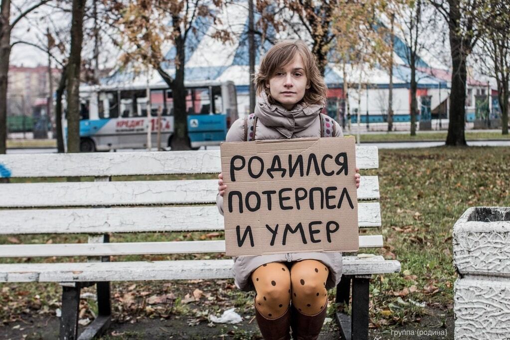 "Война, безработица, ноябрь": в России прошла "депрессивная" демонстрация на кладбище