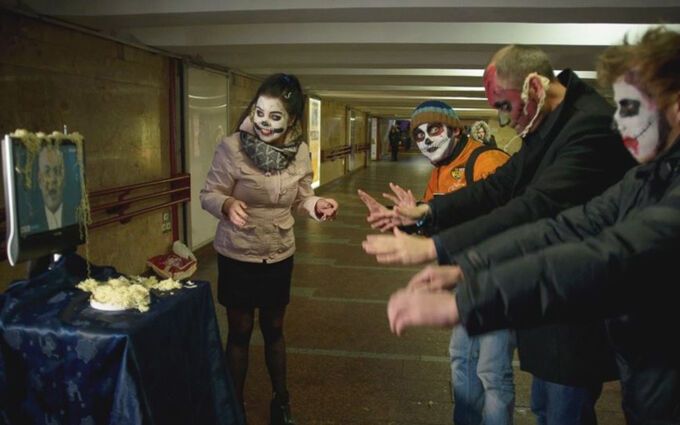Зомби и лапша Кисилева: в Минске провели флешмоб против российской пропаганды. Фоторепортаж