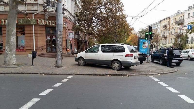 Тротуары не для пешеходов: фото самых наглых одесских автохамов