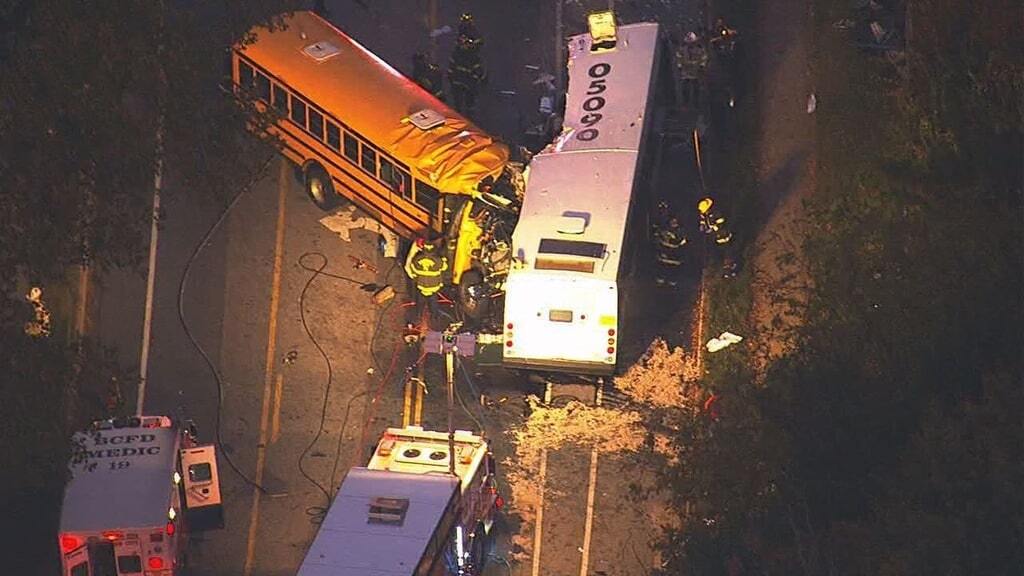 В США школьный автобус попал в жуткое ДТП: есть погибшие