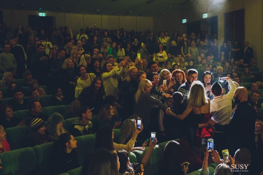 "Низкий поклон": LOBODA поблагодарила фанатов за 2-часовое ожидание концерта в Сумах