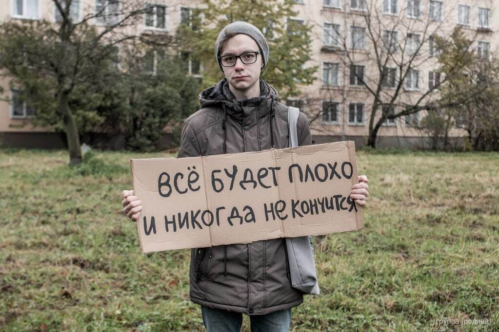"Война, безработица, ноябрь": в России прошла "депрессивная" демонстрация на кладбище