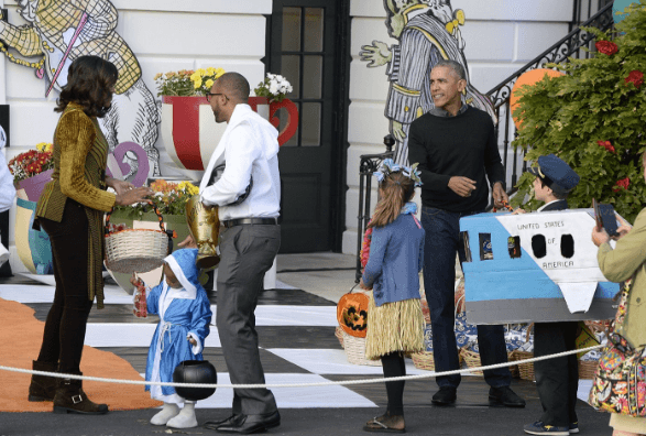 Конфеты, визит Линкольна и танцы Обамы: в Белом Доме отпраздновали Хэллоуин. Опубликованы фото, видео