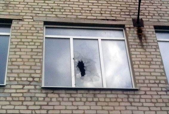 Террористы третий раз за месяц обстреляли школу в Марьинке: опубликованы фото
