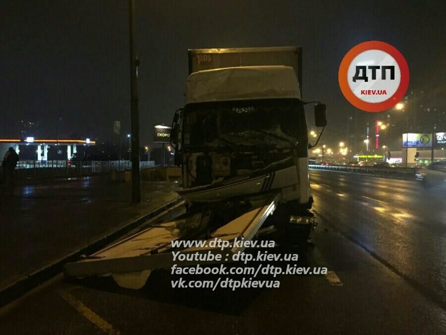 У Києві зіткнулися дві вантажівки: проспект засипало овочами