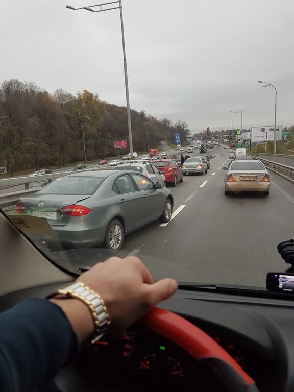 В Киеве "паровозиком" столкнулись 11 автомобилей