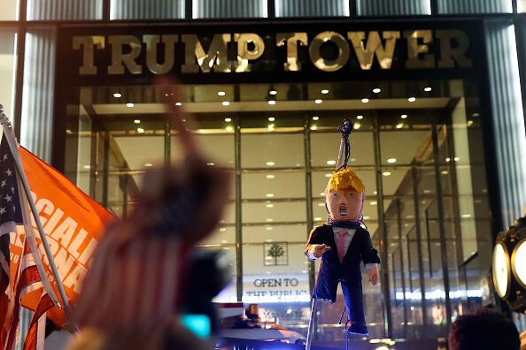 Вешают и жгут чучела: протесты против Трампа в США вспыхнули с новой силой