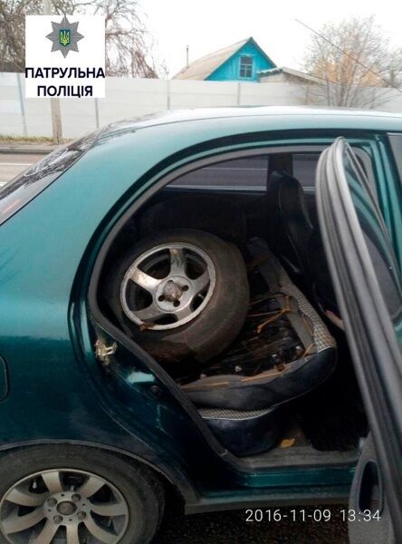 В Запорожье криминальный дуэт разувал автомобили горожан