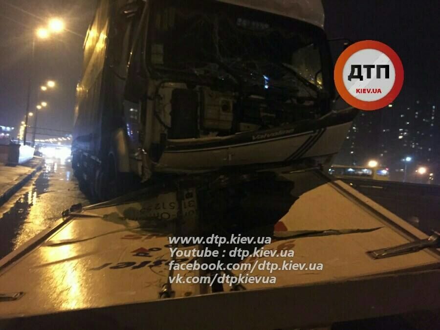 В Киеве столкнулись два грузовика: проспект засыпало овощами