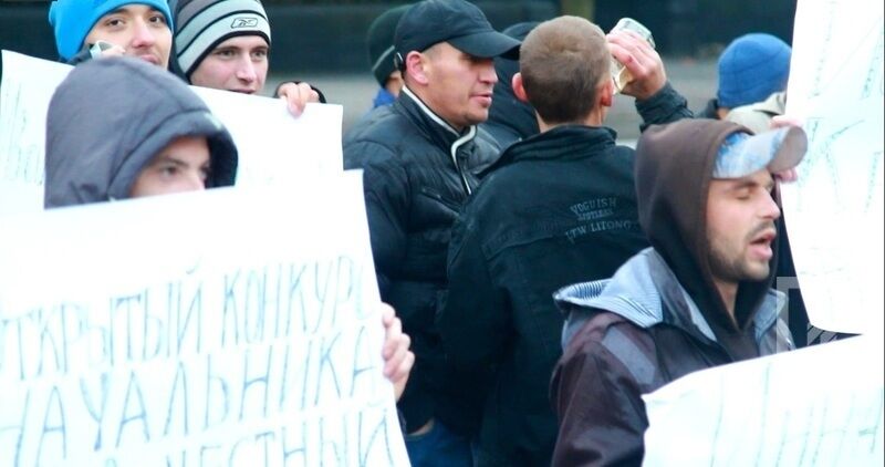 Плакаты, шины, водка: в Кривом Роге прошел странный "полицейский" митинг