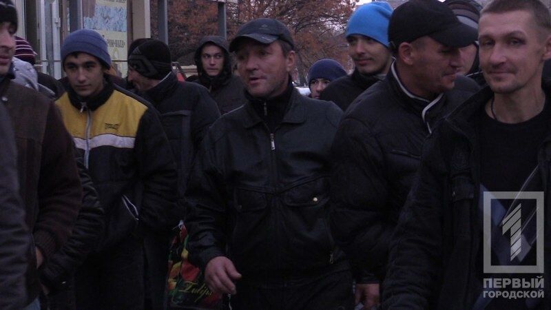 Плакаты, шины, водка: в Кривом Роге прошел странный "полицейский" митинг