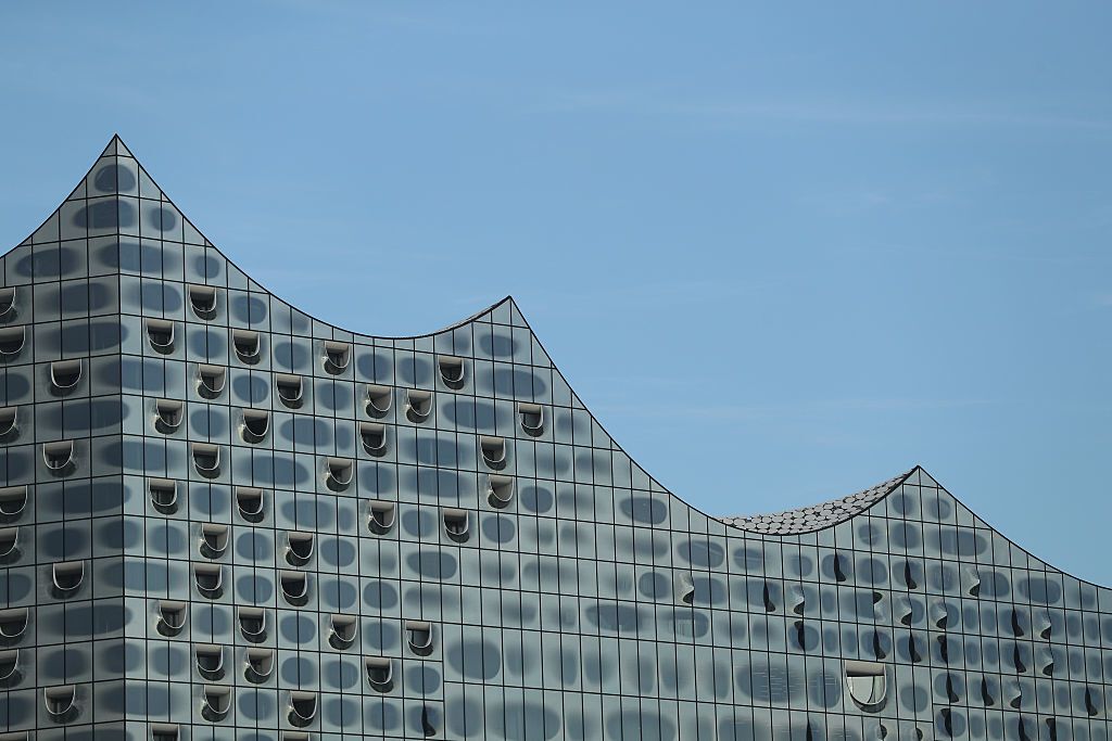 Волны из стекла: в Германии достроили конкурента Сиднейской оперы. Фоторепортаж