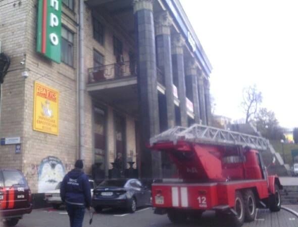 В центре Киева горело админздание: эвакуировали 200 человек