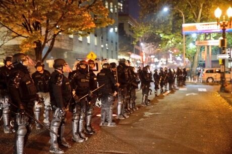 Драки, "снаряды" и вандализм: в Портленде противники Трампа организовали бунт