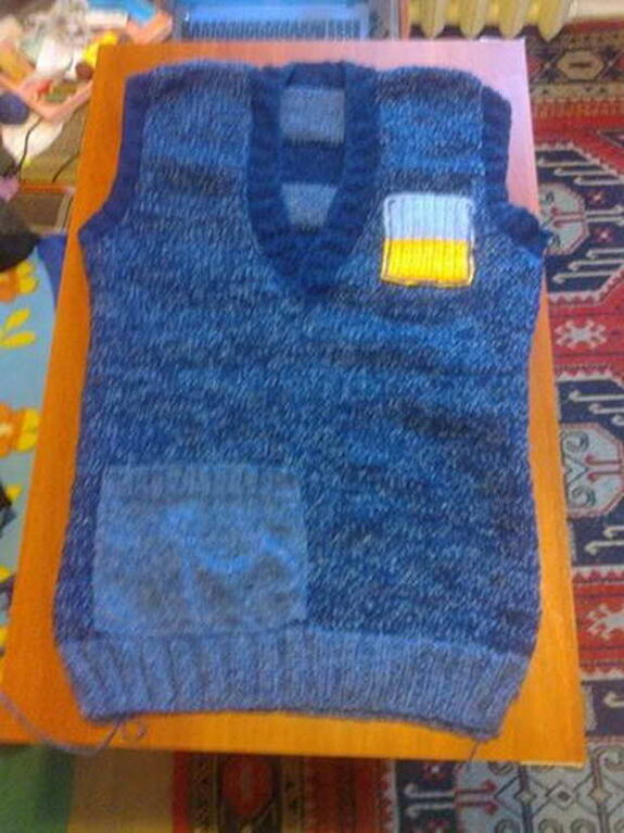 З прапором на грудях: жителька Запоріжжя в’яже бійцям АТО жилетки