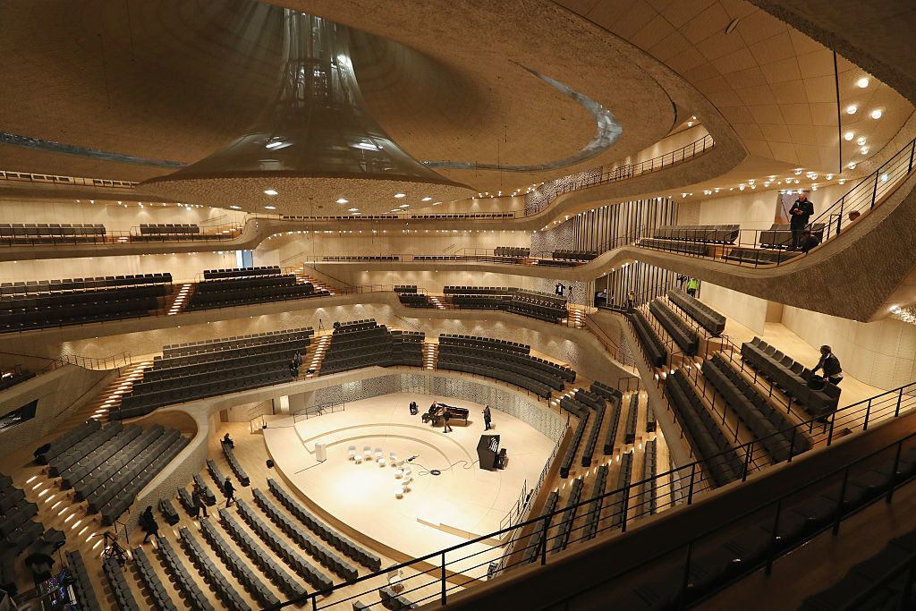 Волны из стекла: в Германии достроили конкурента Сиднейской оперы. Фоторепортаж