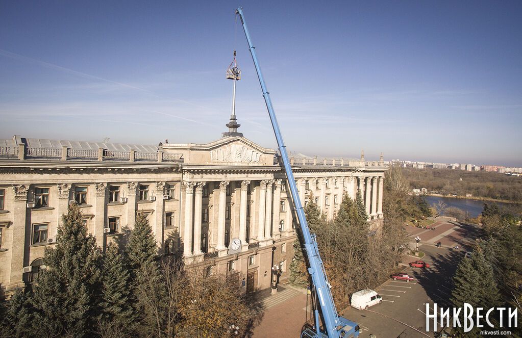 Николаев лишили звезды: в центре города "взошел" герб Украины. Фоторепортаж