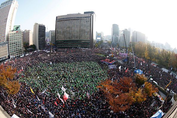 "Майдан" в Южной Корее: десятки тысяч человек вышли требовать отставки президента. Опубликованы фото