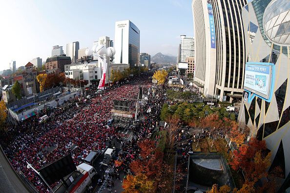 "Майдан" в Южной Корее: десятки тысяч человек вышли требовать отставки президента. Опубликованы фото