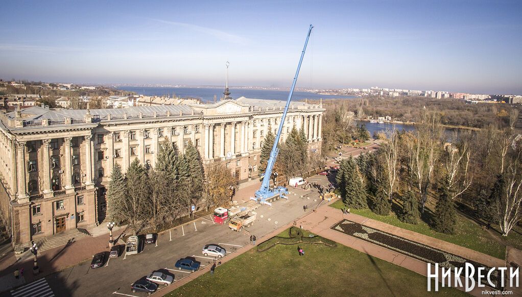 Николаев лишили звезды: в центре города "взошел" герб Украины. Фоторепортаж