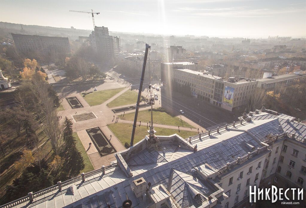 Николаев лишили звезды: в центре города "взошел" герб Украины. Фоторепортаж