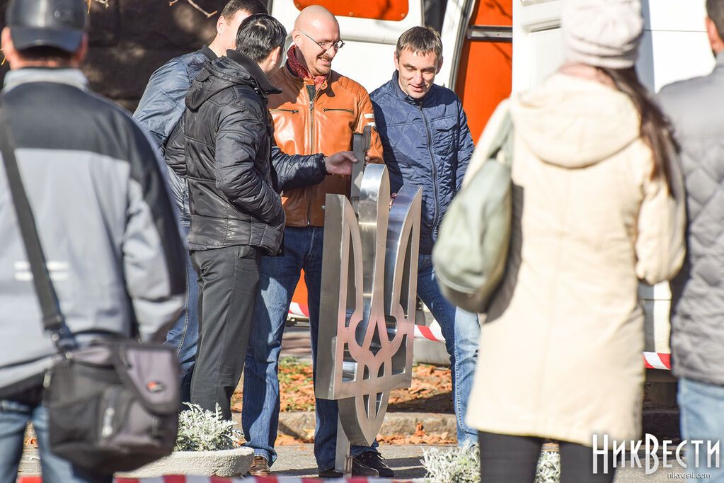 Николаев лишили звезды: в центре города "взошел" герб Украины. Фоторепортаж