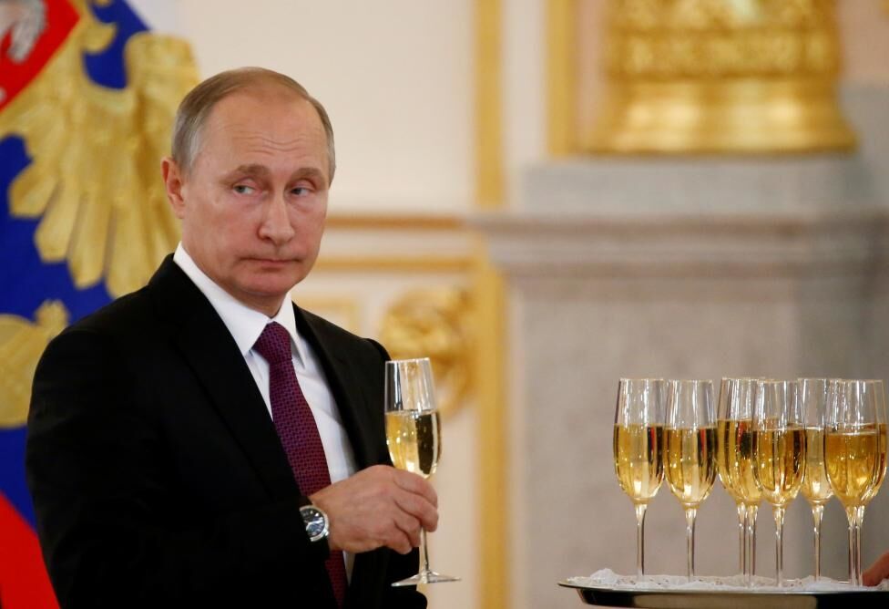Выборы в США, пьющий Путин и "афганская девочка": составлен топ-10 фото за неделю