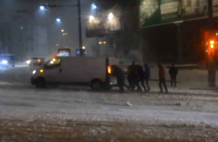 Местами коллапс: как Киев встретил первый снегопад
