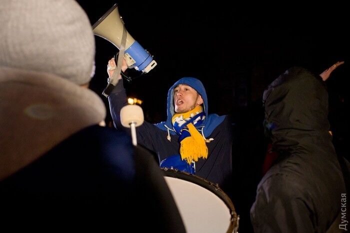 Футбольные фанаты со всей Украины прошлись по Одессе маршем единства - фотофакт